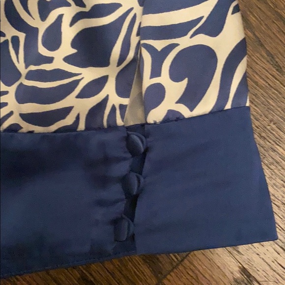 Ann Taylor Top. - Picture 3 of 4